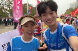 马拉松比赛中，选手们挑战极限，勇夺冠军